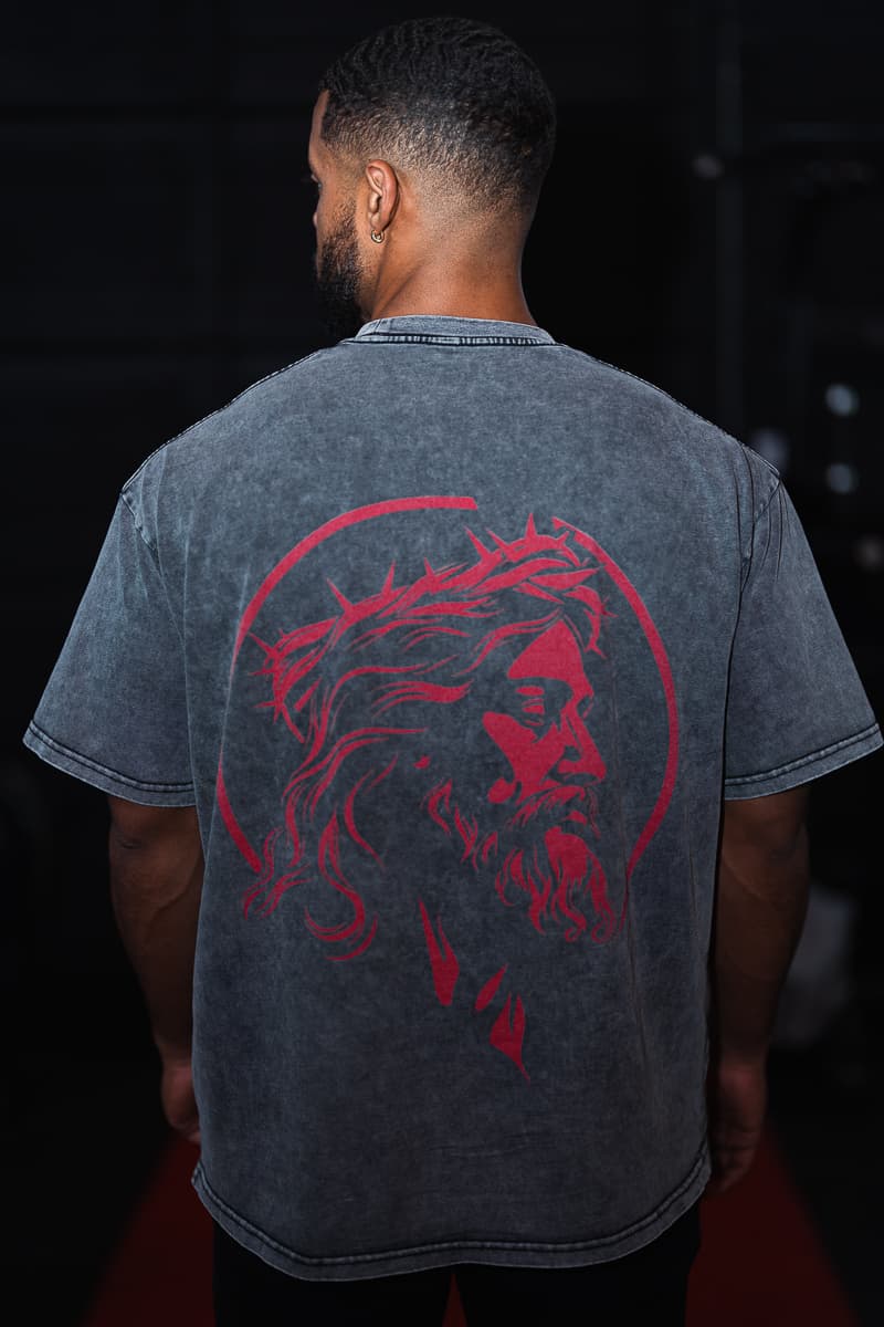 Athlete wearing the Eternal Pump crown of thorns back print in a dark gym
